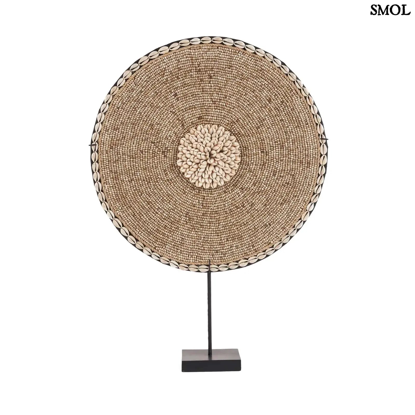 Kagyló dekoráció Guadeloupe, állványon, 55 cm magas, natúr fehér kagylókkal díszítve fehér háttérrel