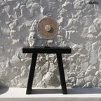 Kagyló dekoráció Guadeloupe, állványon, 55 cm magas, natúr fehér kagylókkal díszítve fekete kisasztalon