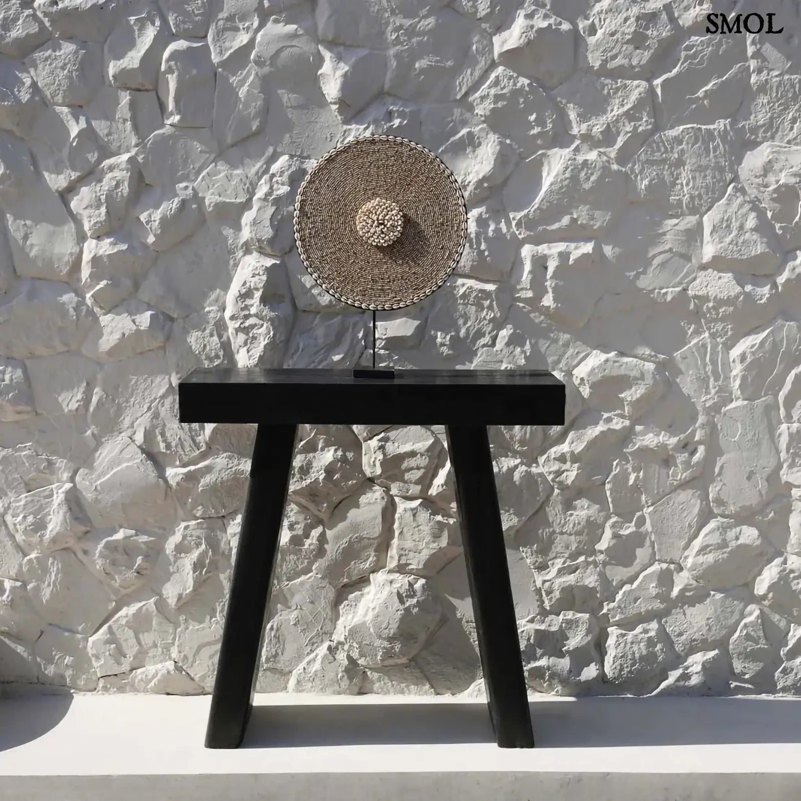 Kagyló dekoráció Guadeloupe, állványon, 55 cm magas, natúr fehér kagylókkal díszítve fekete kisasztalon