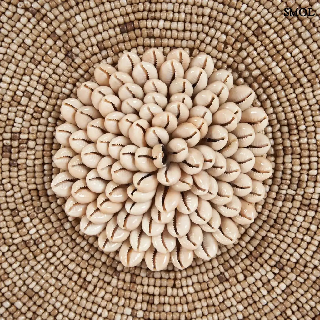 Kagyló dekoráció Guadeloupe, állványon, 55 cm magas, natúr fehér kagylókkal díszítve közepe nagyítva