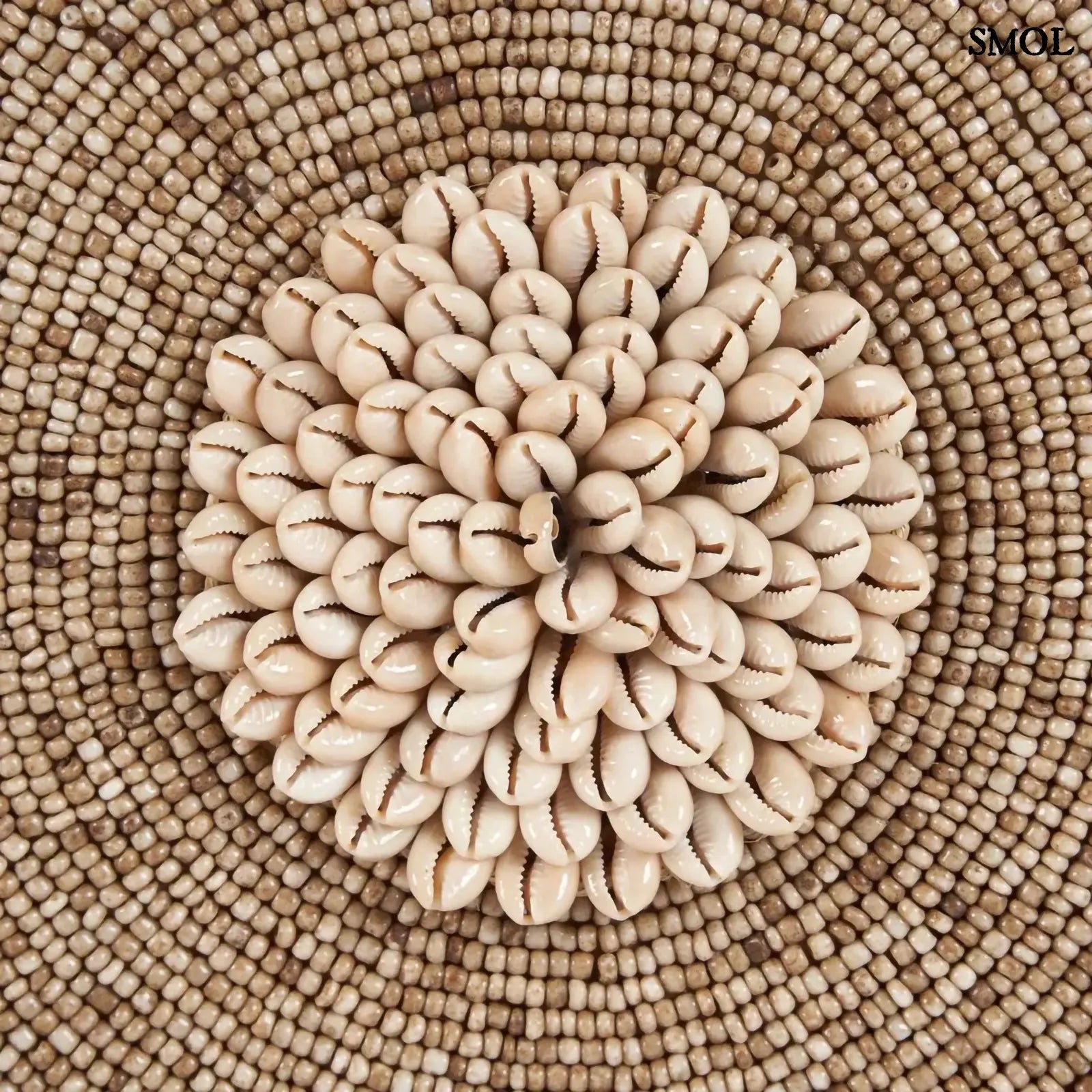 Kagyló dekoráció Guadeloupe, állványon, 55 cm magas, natúr fehér kagylókkal díszítve közepe nagyítva