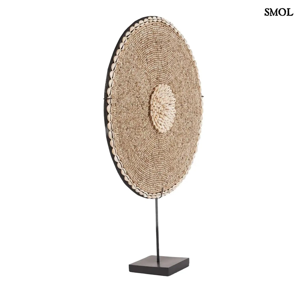 Kagyló dekoráció Guadeloupe, állványon, 55 cm magas, natúr fehér kagylókkal díszítve elforgatva