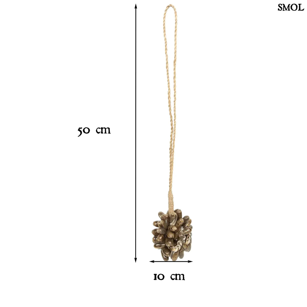 Barna kagyló függődísz, kézműves bojt formában, natúr kötélre akasztva méretekkel
