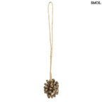 Barna kagyló függődísz, kézműves bojt formában, natúr kötélre akasztva fehér háttérrel