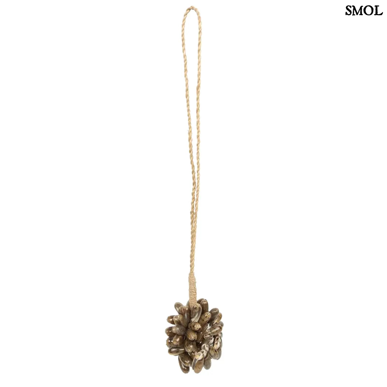 Barna kagyló függődísz, kézműves bojt formában, natúr kötélre akasztva fehér háttérrel