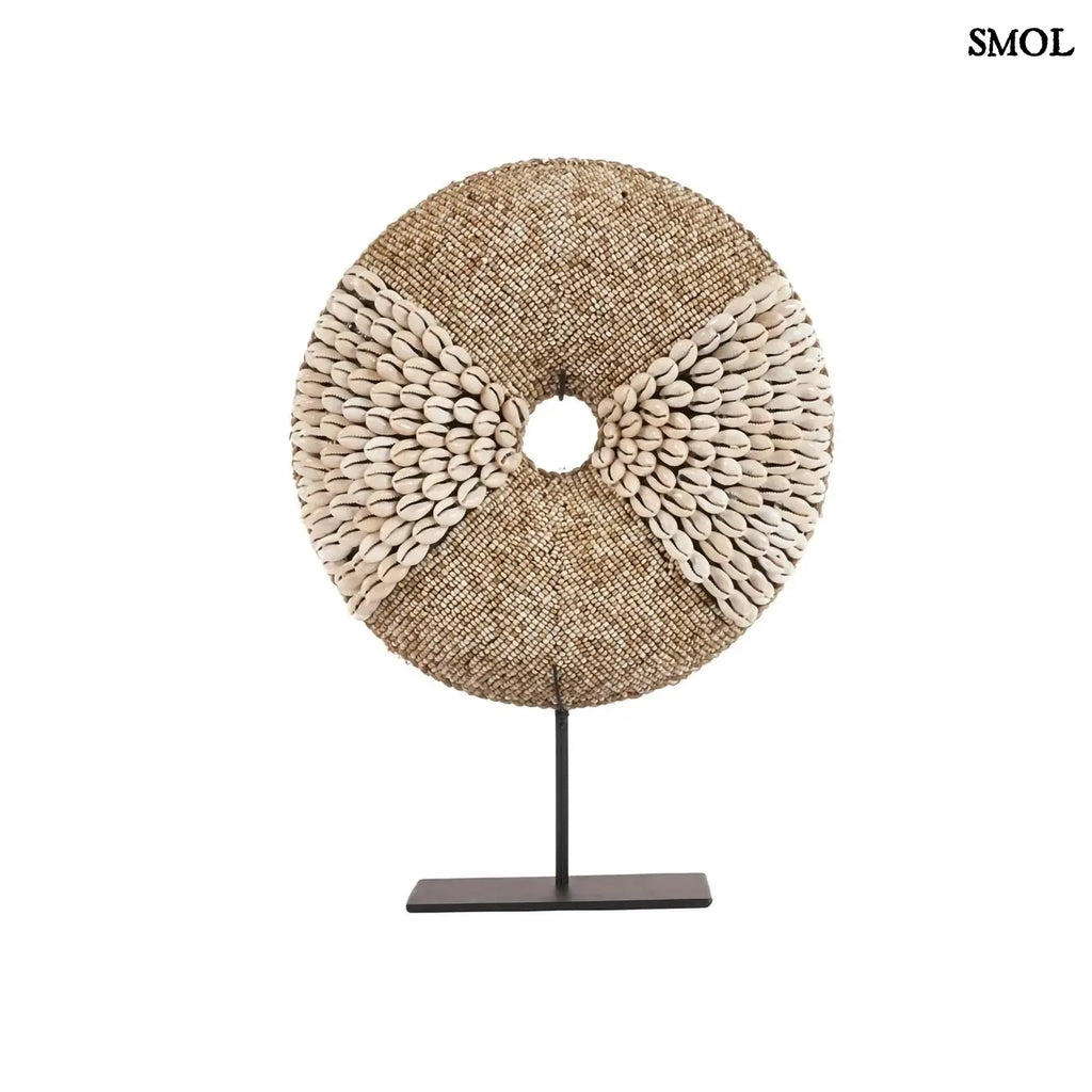 Natúr fehér kagylókból készült, kör alakú kagyló dekoráció fekete fémállvánnyal fehér háttérrel