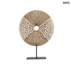 Natúr fehér kagylókból készült, kör alakú kagyló dekoráció fekete fémállvánnyal fehér háttérrel