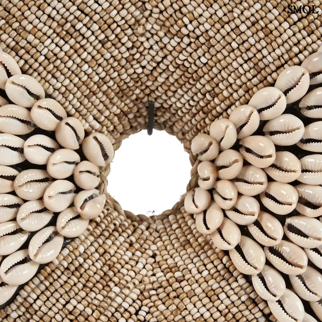 Natúr fehér kagylókból készült, kör alakú kagyló dekoráció fekete fémállvánnyal gyöngyök és kagylók nagyítva