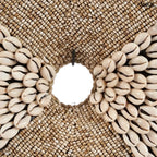 Natúr fehér kagylókból készült, kör alakú kagyló dekoráció fekete fémállvánnyal gyöngyök és kagylók nagyítva