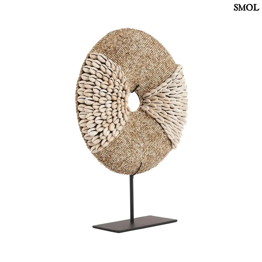 Natúr fehér kagylókból készült, kör alakú kagyló dekoráció fekete fémállvánnyal ferdén