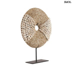 Natúr fehér kagylókból készült, kör alakú kagyló dekoráció fekete fémállvánnyal ferdén