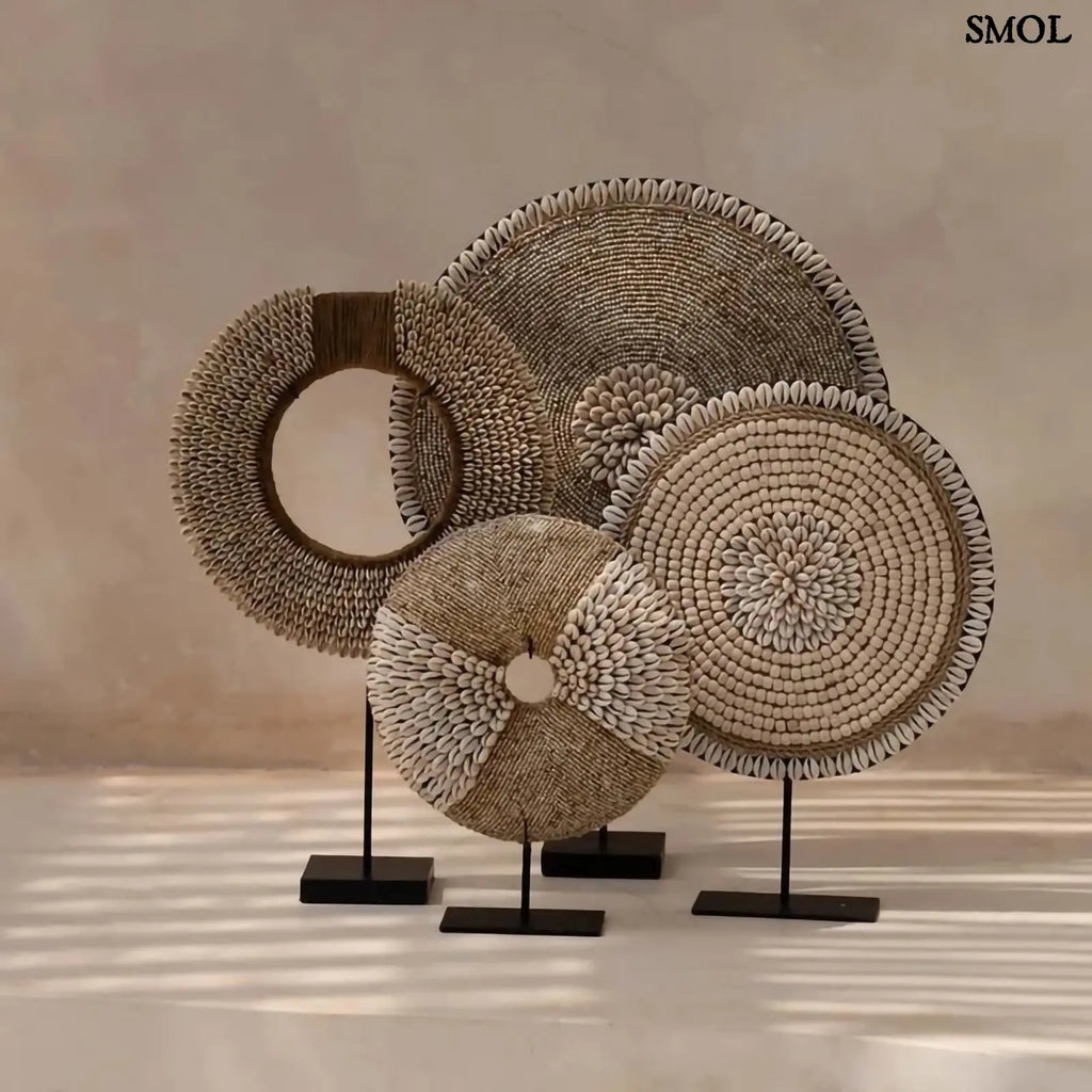 Natúr fehér kagylókból készült, kör alakú kagyló dekoráció fekete fémállvánnyal négy méretben, mintával