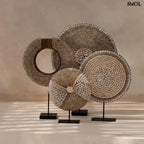 Natúr fehér kagylókból készült, kör alakú kagyló dekoráció fekete fémállvánnyal négy méretben, mintával