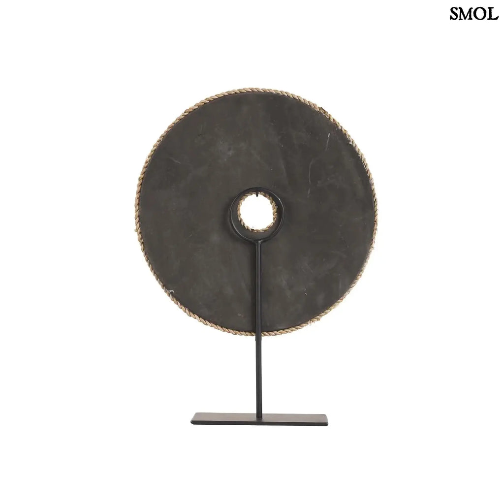 Natúr fehér kagylókból készült, kör alakú kagyló dekoráció fekete fémállvánnyal hátulról