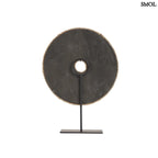 Natúr fehér kagylókból készült, kör alakú kagyló dekoráció fekete fémállvánnyal hátulról