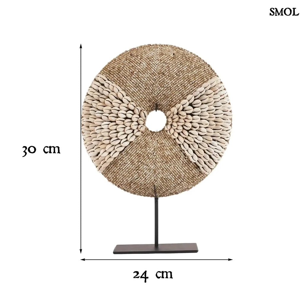 Natúr fehér kagylókból készült, kör alakú kagyló dekoráció fekete fémállvánnyal méretekkel