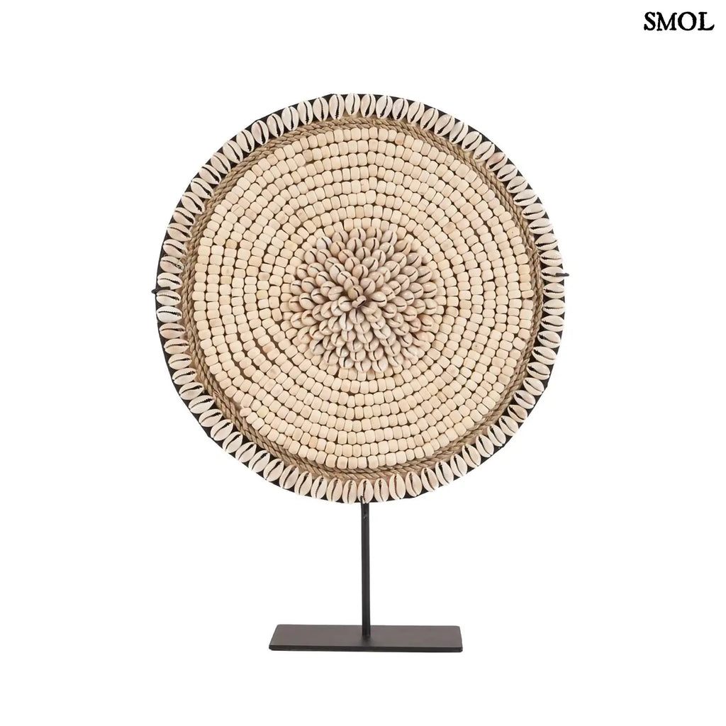 kagyló dekoráció állvánnyal, natúr fehér színben fehér háttérrel