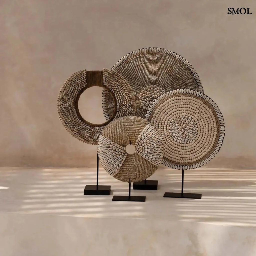 kagyló dekoráció állvánnyal, natúr fehér színben 4 dekoráció egymás mellett