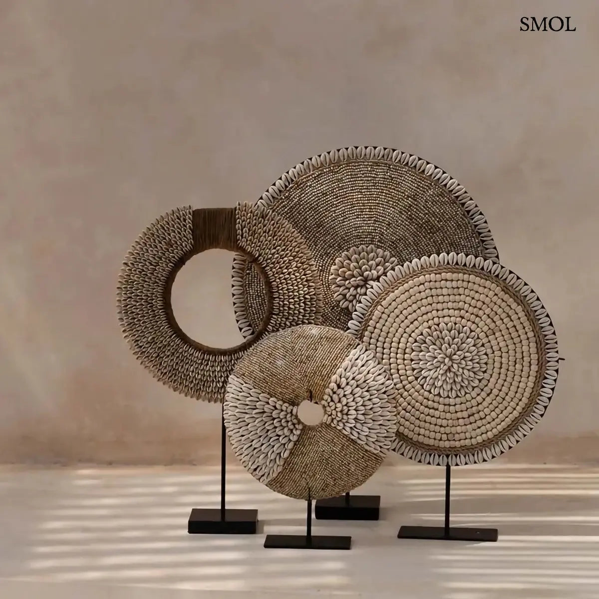Natúr kagylócsokors dekoráció fekete állványon, 40×48 cm, több formában