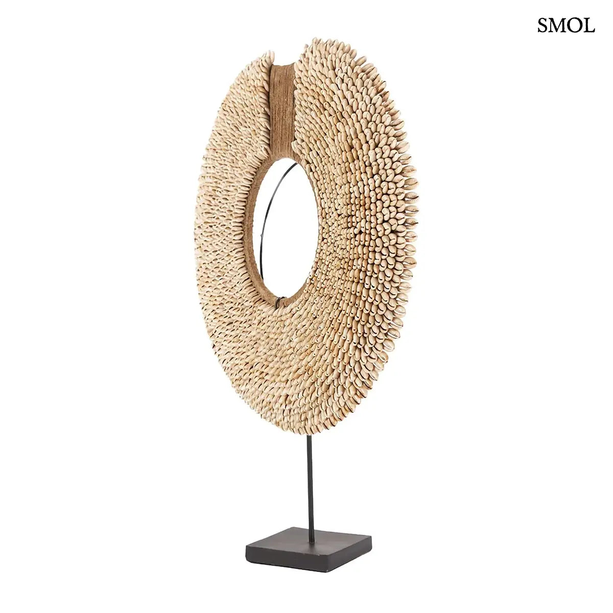 Natúr kagylócsokors dekoráció fekete állványon, 40×48 cm, elforgatva