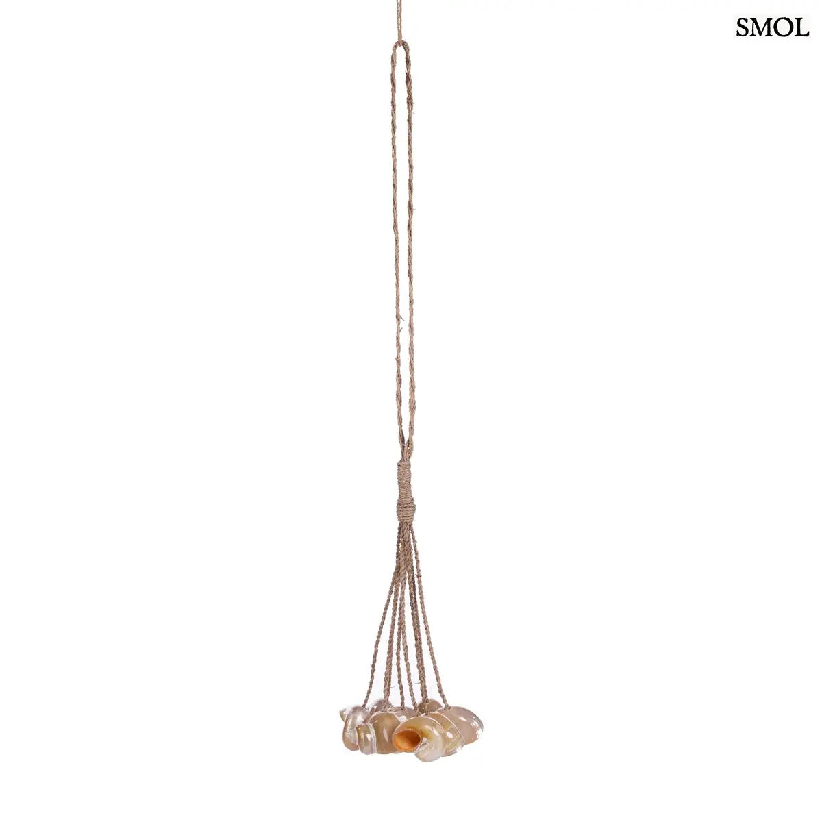 Kézzel készített kagylós dekoráció natúr kötélen függő conch kagylókkal, fehér háttérrel