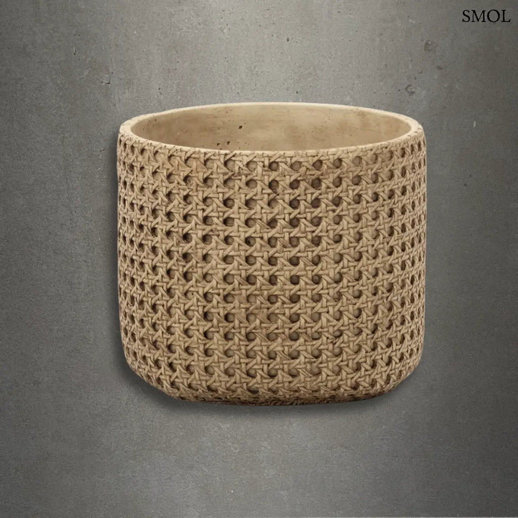 Rattan hatású beton kaspó, natúr fonott textúrával és kézműves felülettel, szürke háttérrel