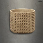 Rattan hatású beton kaspó, natúr fonott textúrával és kézműves felülettel, szürke háttérrel