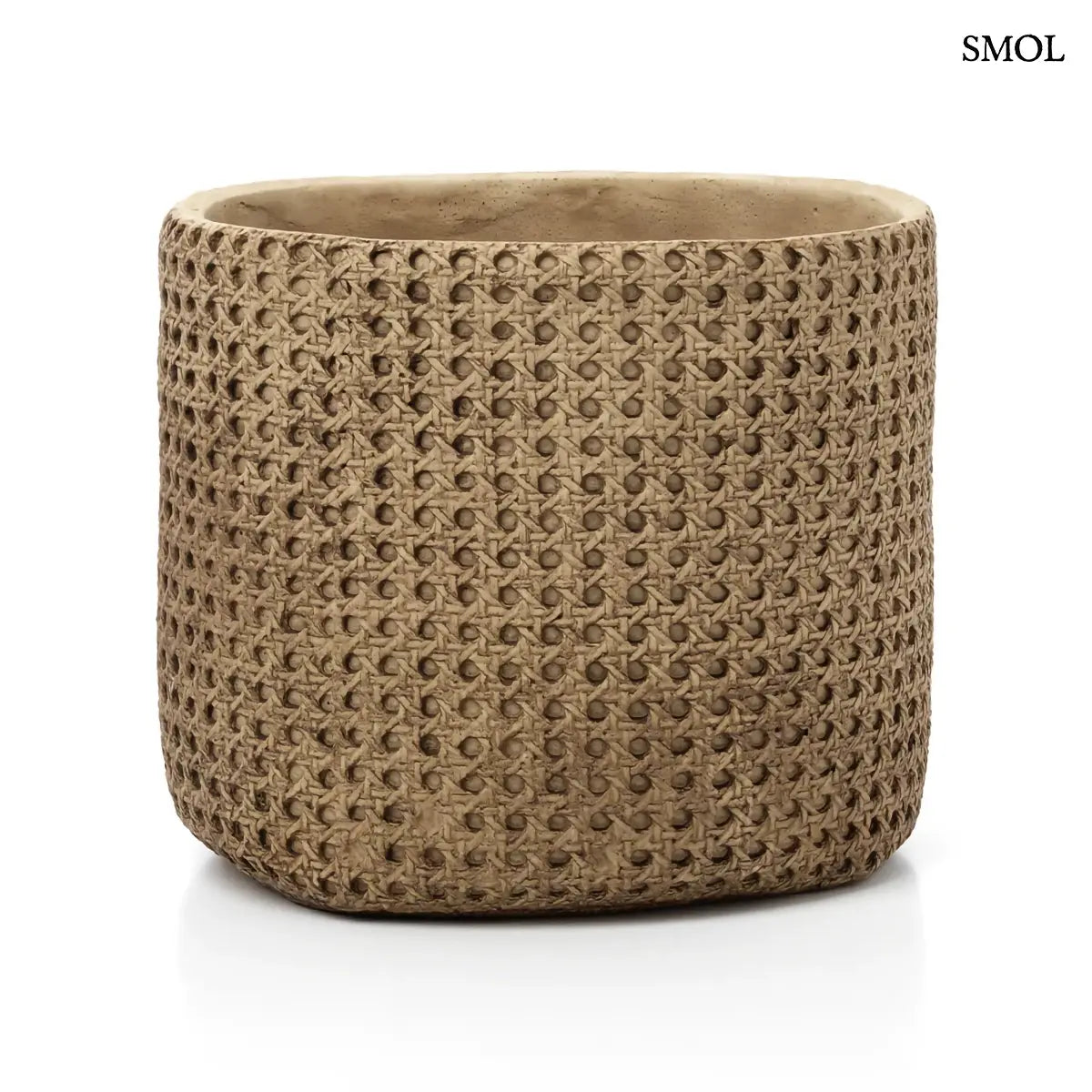 Natúr színű, henger alakú beton kaspó rattan hatású fonott mintával, fehér háttérrel