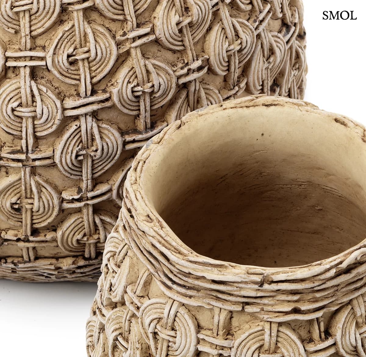 KNOT beton kaspó XL méret, csomó mintás felülettel – 28,3 × 25 cm, nagyítva