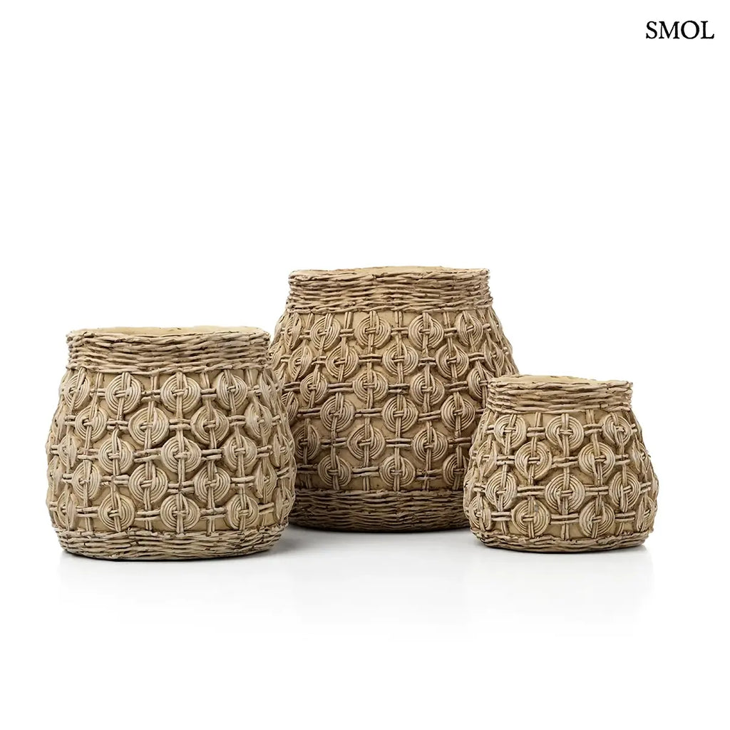 KNOT beton kaspó XL méret, csomó mintás felülettel – 28,3 × 25 cm, három méretben, fehér háttérrel