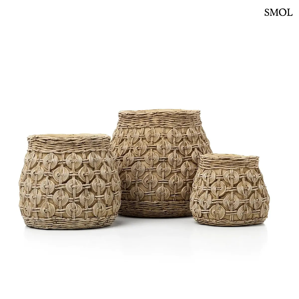 KNOT beton kaspó XL méret, csomó mintás felülettel – 28,3 × 25 cm, három méretben, fehér háttérrel