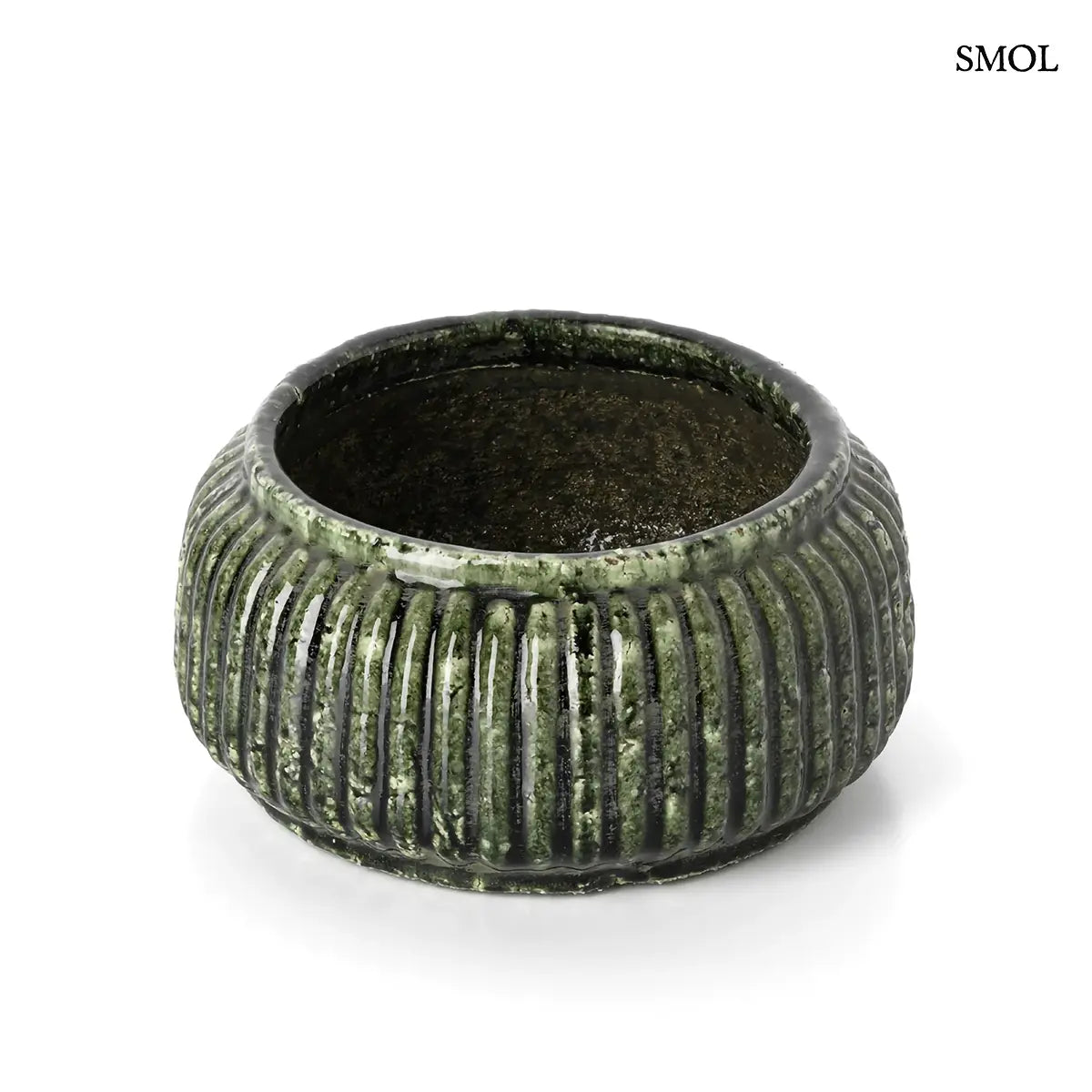  FOREST RIBBED LOW kaspó bordázott felülettel, erdőzöld színben, 23,5 × 11 × 23,5 cm, fehér háttérrel