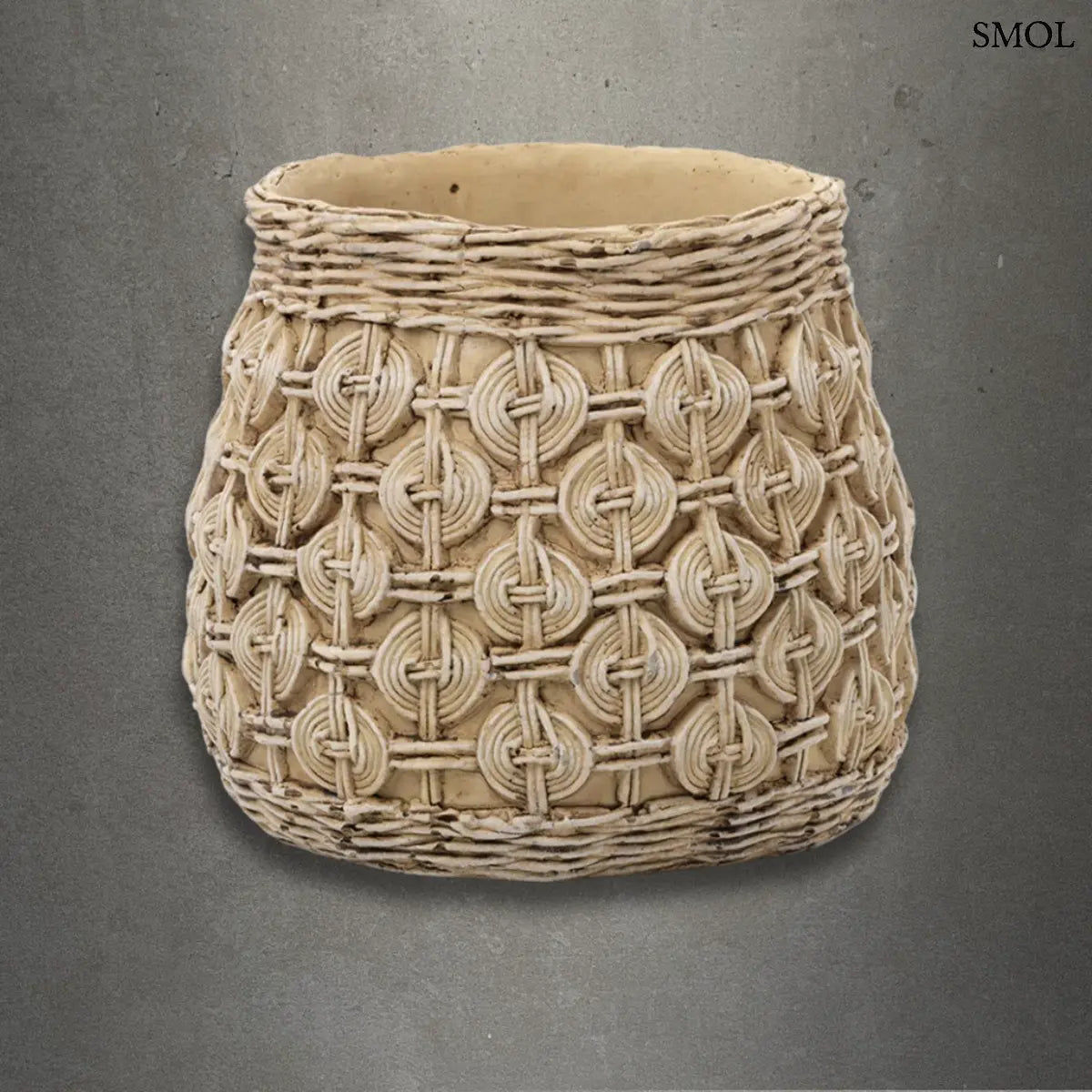 Rusztikus, fonott mintás beton növénytartó kaspó természetes natúr színben, szürke háttérrel