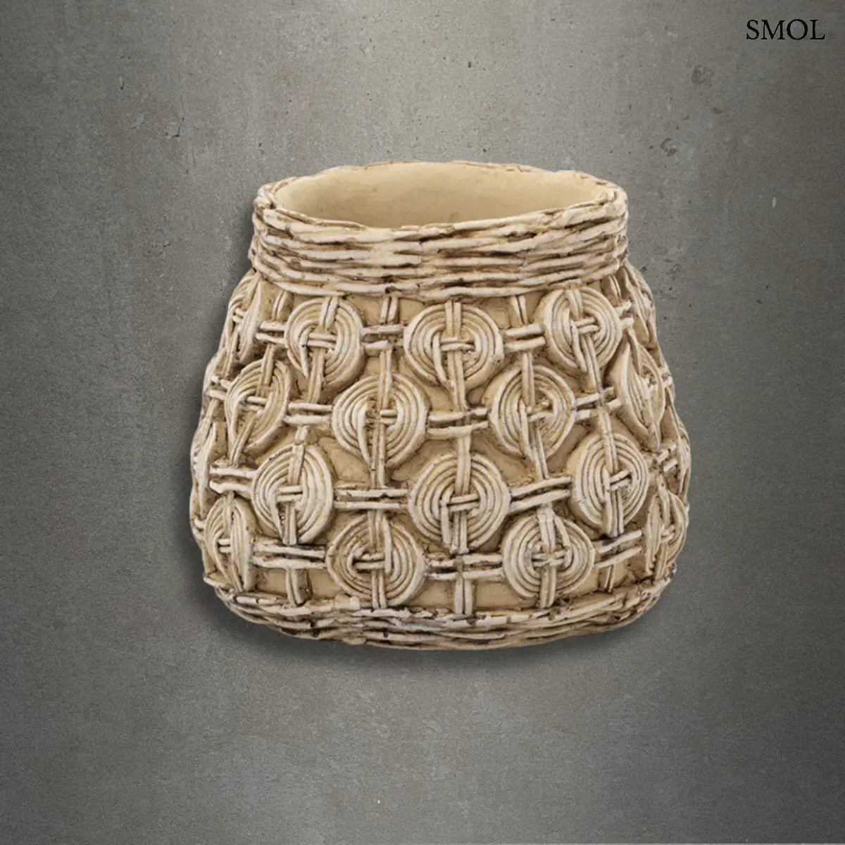 Fonott mintás, natúr színű beton kaspó közepes szobanövényekhez, szürke háttérrel