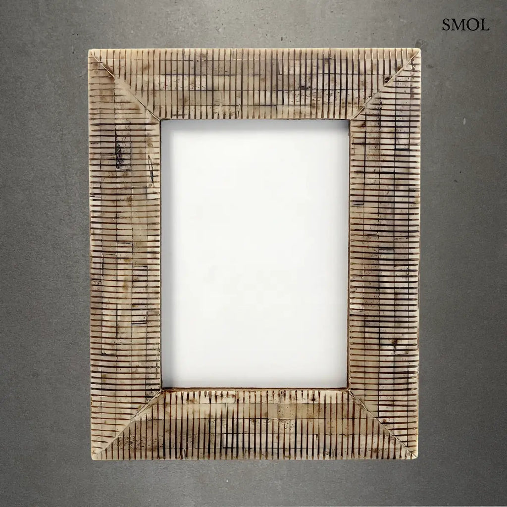 DESERT WEAVE bivalycsont képkeret antik felülettel, fonott textúrával, 13×18 cm, szürke háttérrel