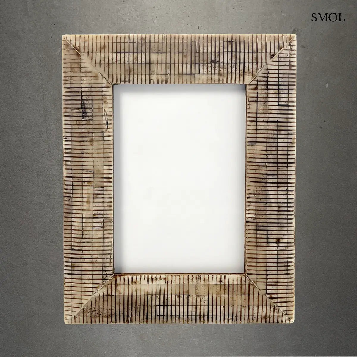 DESERT WEAVE bivalycsont képkeret antik felülettel, fonott textúrával, 13×18 cm, szürke háttérrel