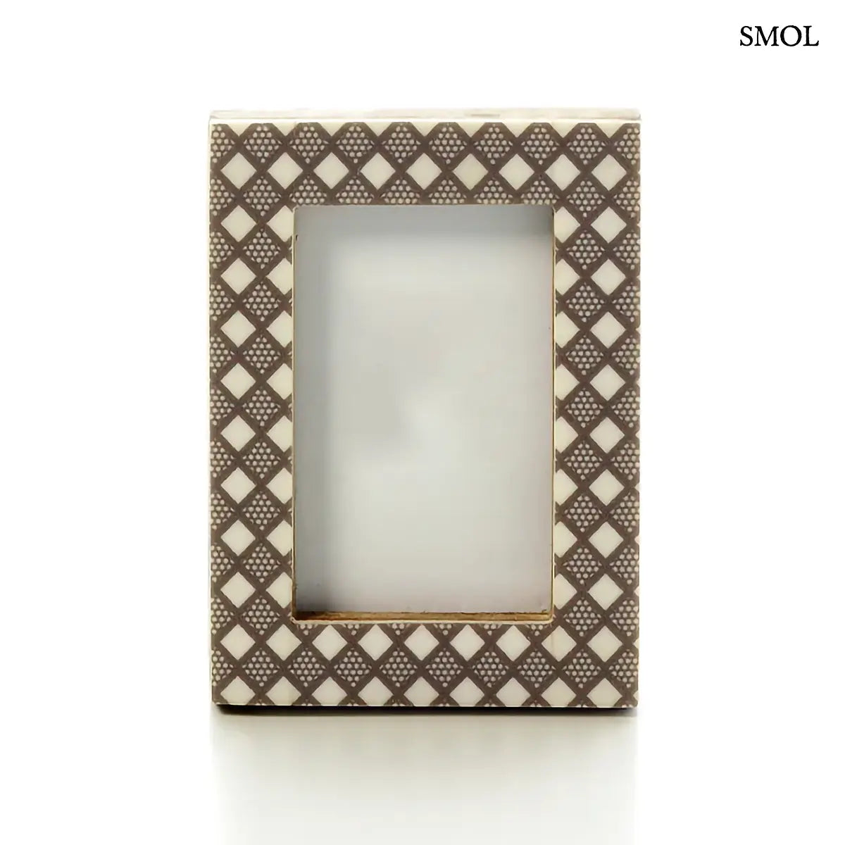 DIAMOND CUT képkeret gyémánt mintás felülettel, fehér-barna színben, 5x7 cm fotóhoz, fehér háttérrel