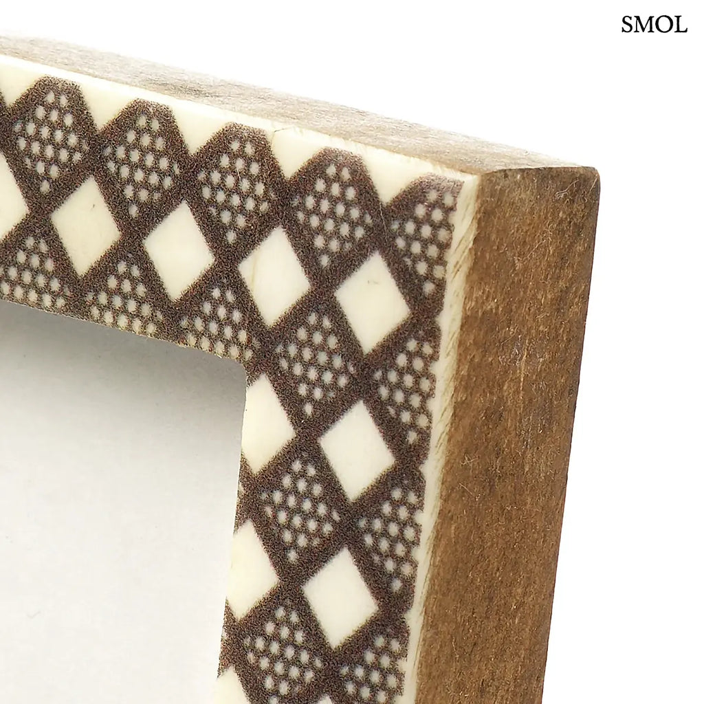 DIAMOND CUT képkeret gyémánt mintás felülettel, fehér-barna színben, 5x7 cm fotóhoz, nagyítva