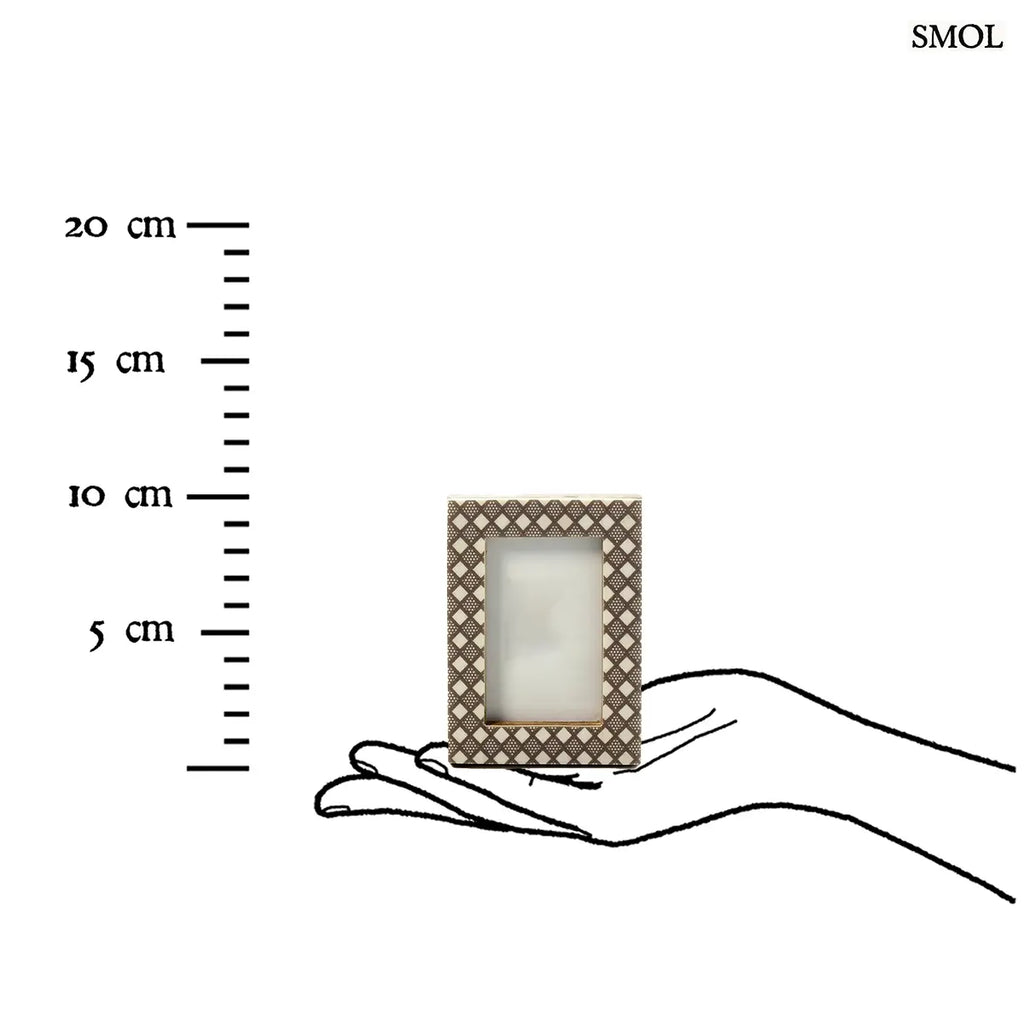 DIAMOND CUT képkeret gyémánt mintás felülettel, fehér-barna színben, 5x7 cm fotóhoz, méretarányosan