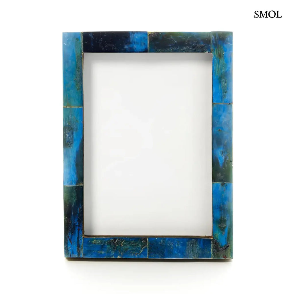 Türkiz bivaly csont mozaik képkeret 13×18 cm, fehér háttérrel