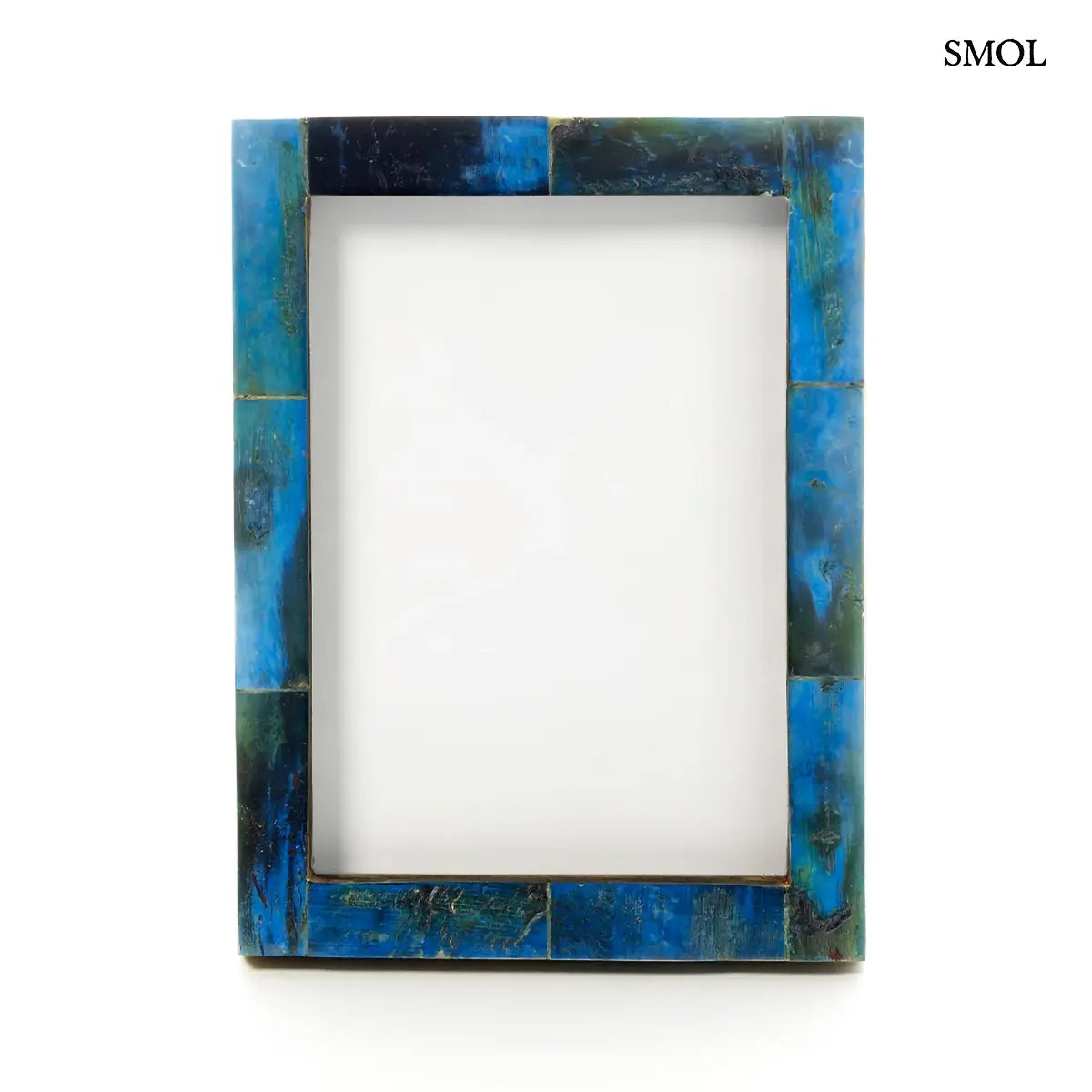 Türkiz bivaly csont mozaik képkeret 13×18 cm, fehér háttérrel