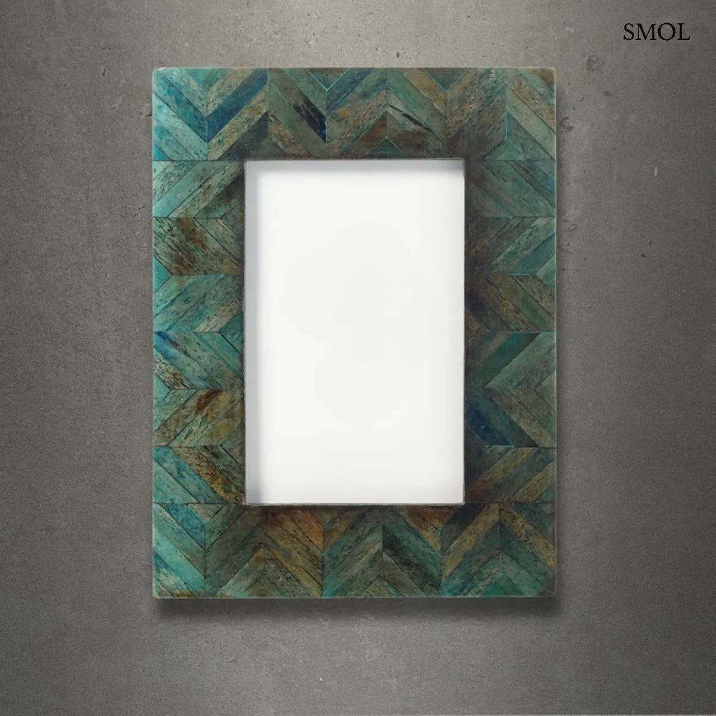 Türkiz bivaly csont halszálka mozaik képkeret 10×15 cm, szürke háttérrel