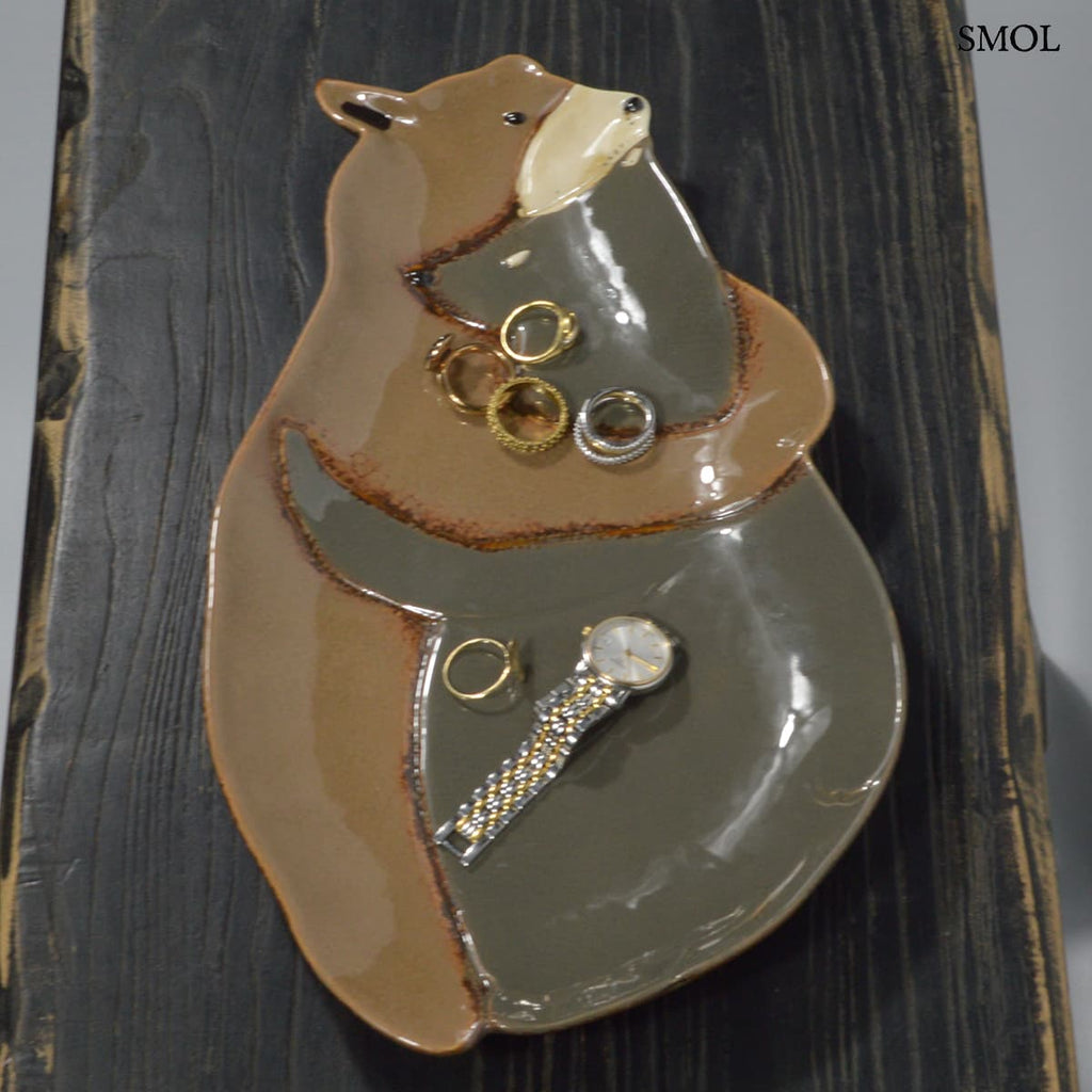 LOVEBEAR kerámia tál két ölelkező mackóval, barna-szürke fényes máz – 31 × 18 × 3 cm, ékszerekkel