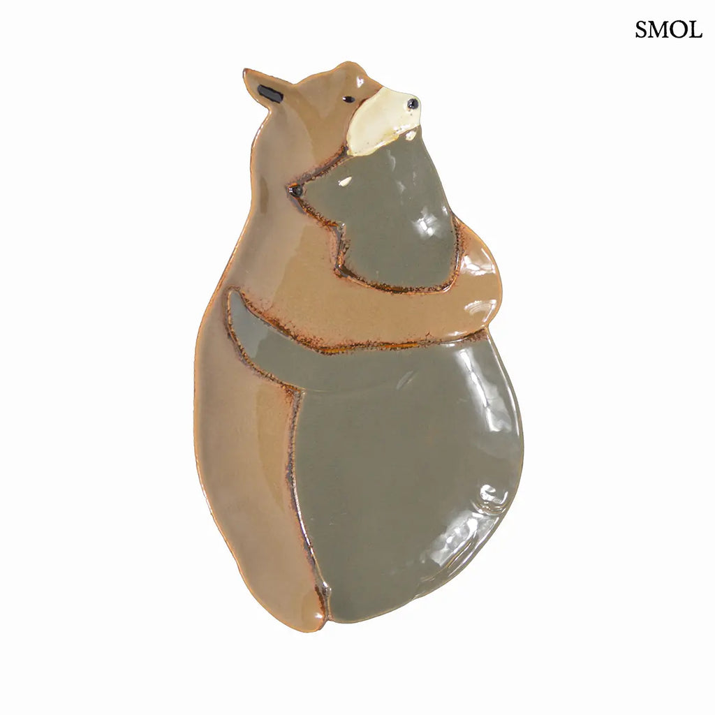 LOVEBEAR kerámia tál két ölelkező mackóval, barna-szürke fényes máz – 31 × 18 × 3 cm, fehér háttérrel