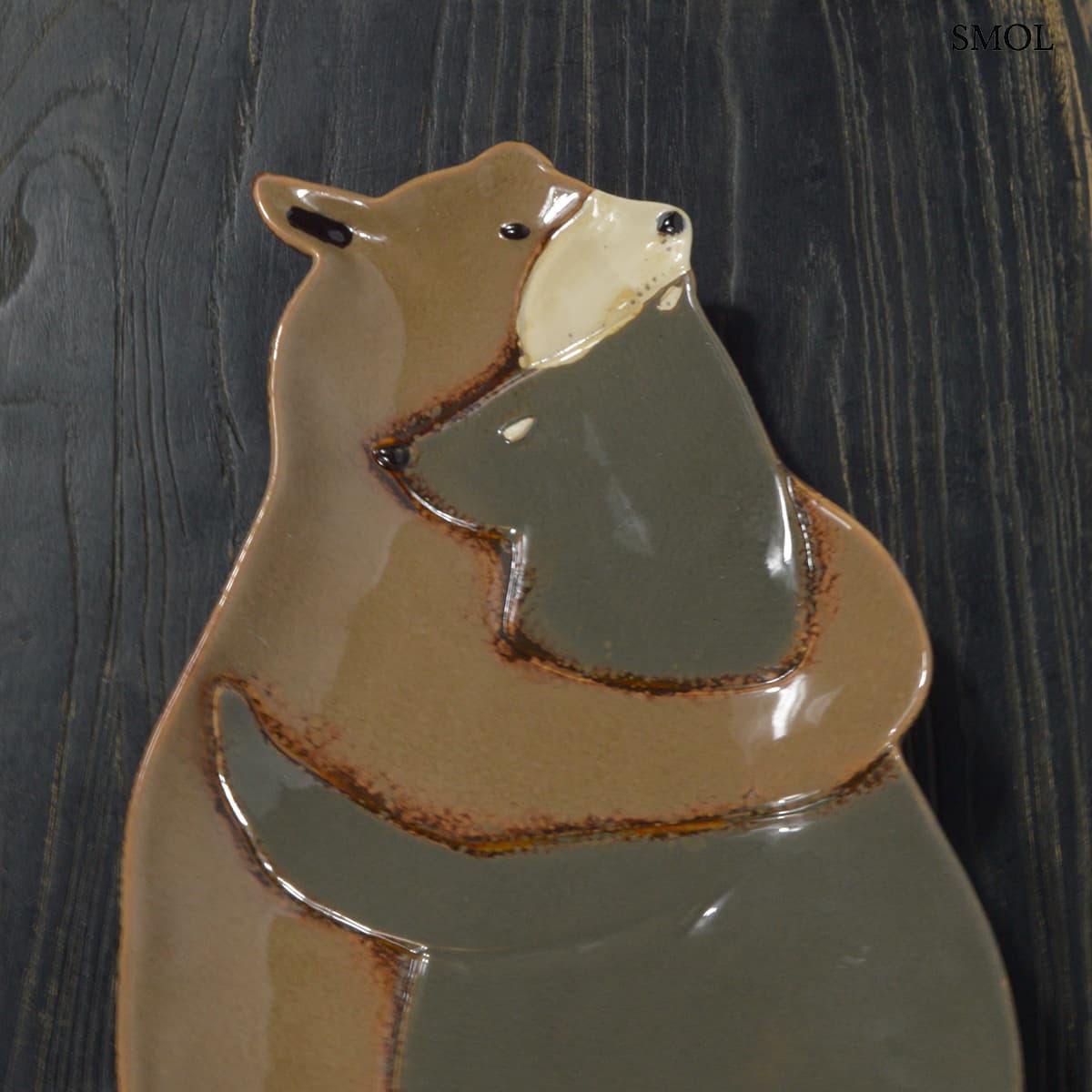 LOVEBEAR kerámia tál két ölelkező mackóval, barna-szürke fényes máz – 31 × 18 × 3 cm, fejek nagyítva