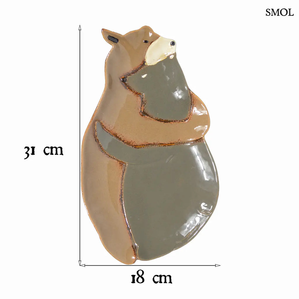 LOVEBEAR kerámia tál két ölelkező mackóval, barna-szürke fényes máz – 31 × 18 × 3 cm, méretekkel