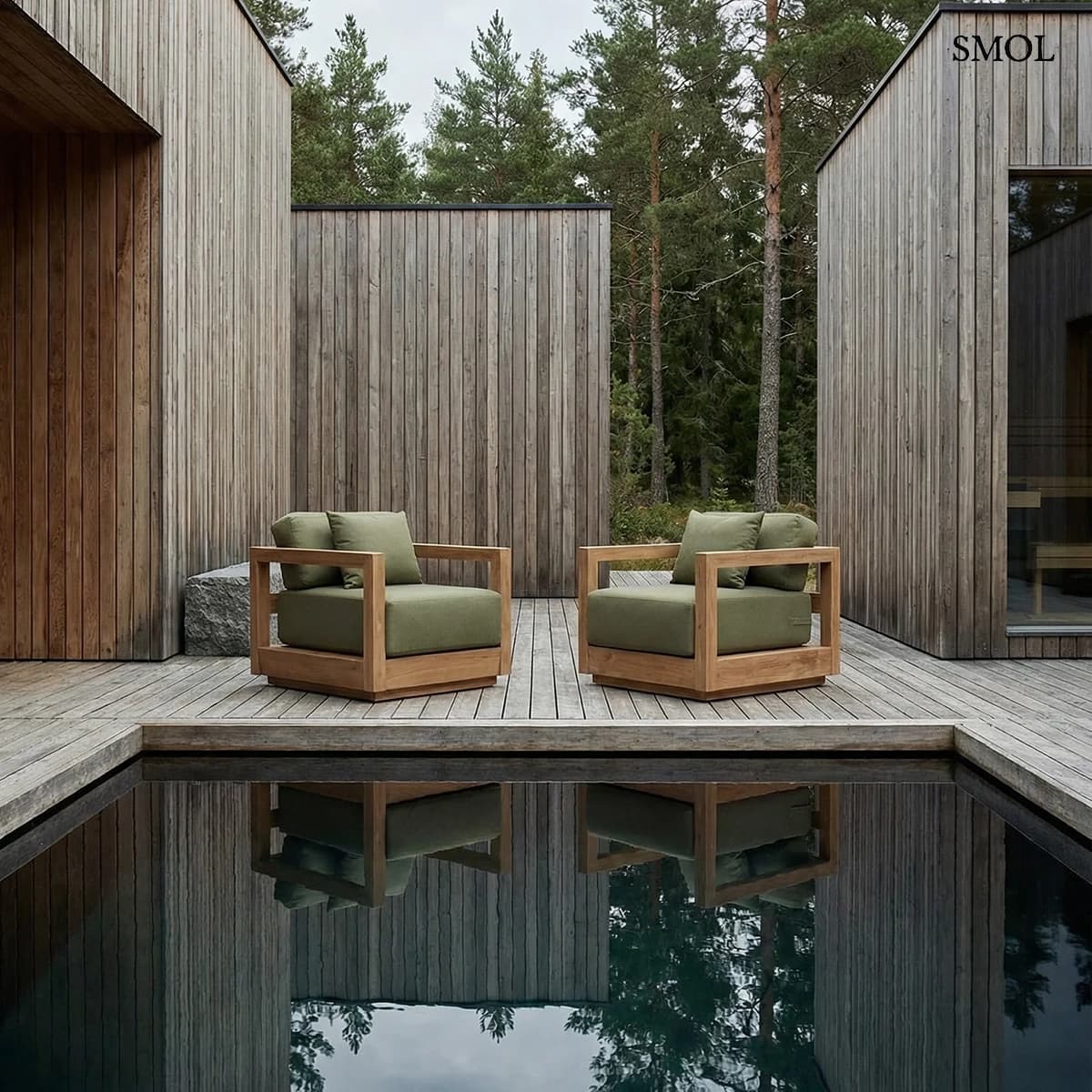 Indonéz kézműves kerti fotel, újrahasznosított teakfa vázzal, masszív algazöld ülő- és hátpárnákkal, teraszon, egymás felé fordítva, medencével