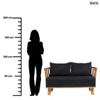 Kétszemélyes kanapé, újrahasznosított tíkfa kerettel és fekete kárpit párnákkal, méretarányosan