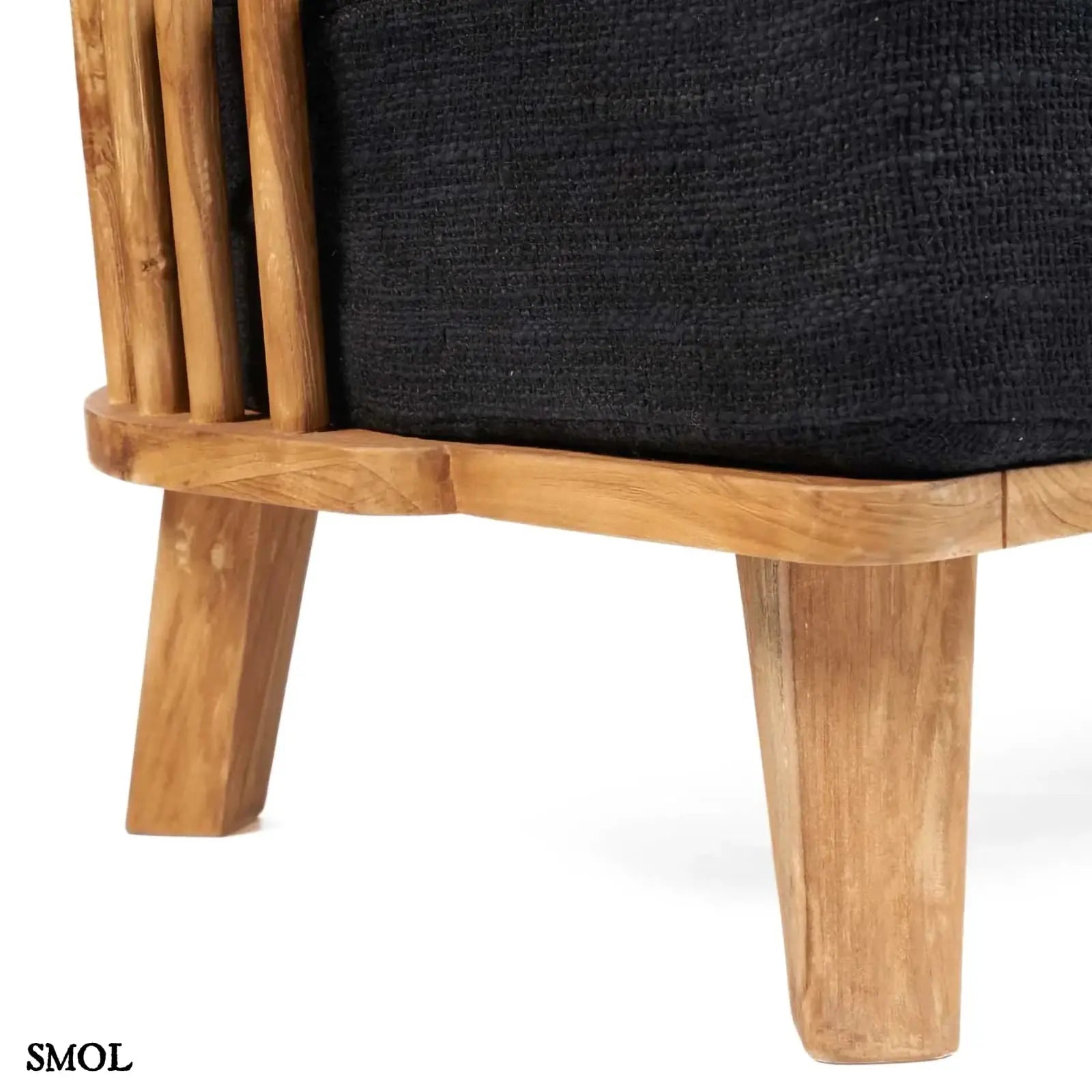 Kétszemélyes kanapé, újrahasznosított tíkfa kerettel és fekete kárpit párnákkal, lábak nagyítva