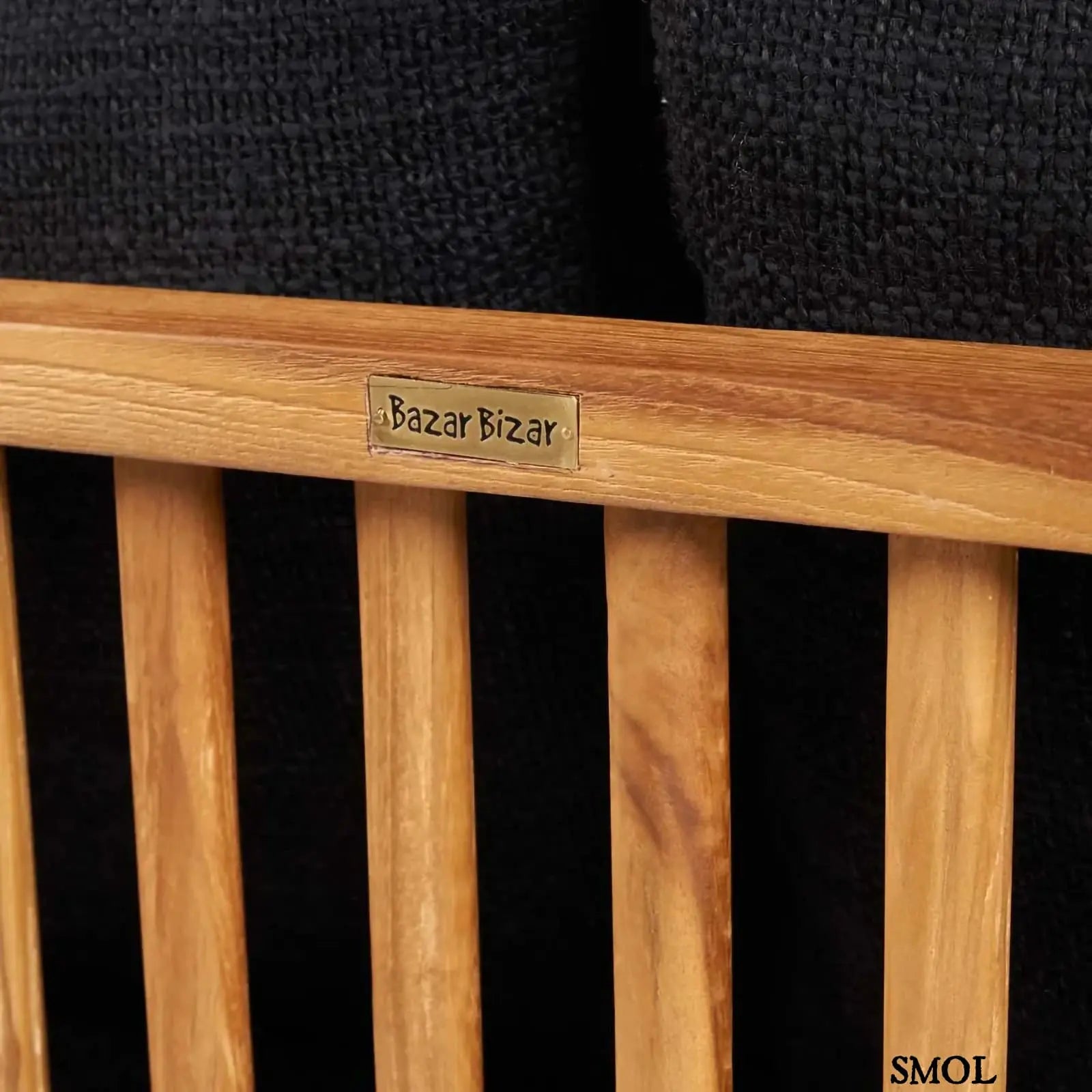 Kétszemélyes kanapé, újrahasznosított tíkfa kerettel és fekete kárpit párnákkal,  fa nagyítva